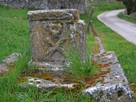 Peana de una de las cruces que hay camino del cementerio