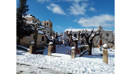 Ayuntamiento, patios y la iglesia al fondo