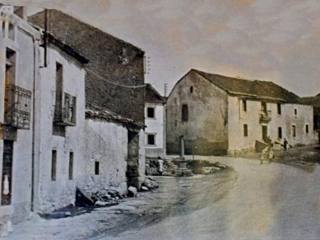 Foto del pueblo, al fondo piedra en forma de rollo llamada el Cadalso