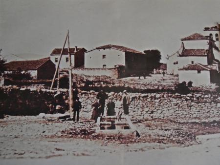 Primer poste de la luz que se instaló en el pueblo, año 1925